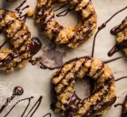 Печенья-кольца с шоколадом, кокосом и карамелью