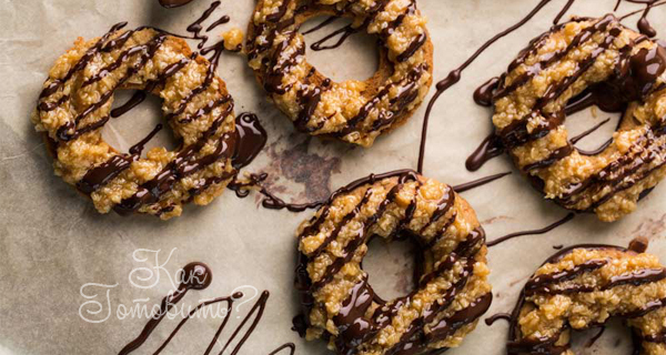 Печенья-кольца с шоколадом, кокосом и карамелью
